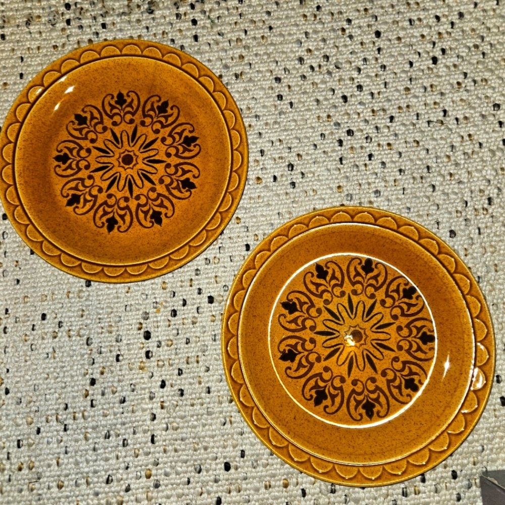 RARE Homer Laughlin Granada Gold Cortez Dinner Plates 10" Vintage 60s MCM Set 2